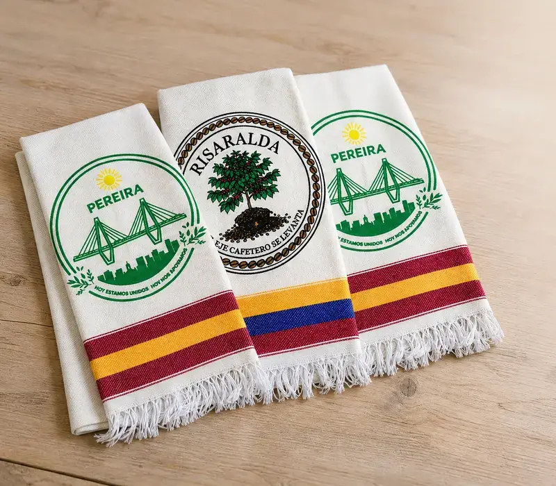 Ponchos personalizados de Pereira y Risaralda doblados sobre una mesa