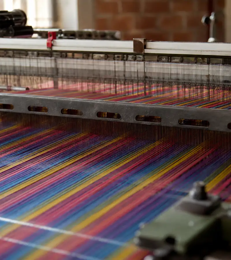 Telar de la fábrica Brycoltex con hilos de colores